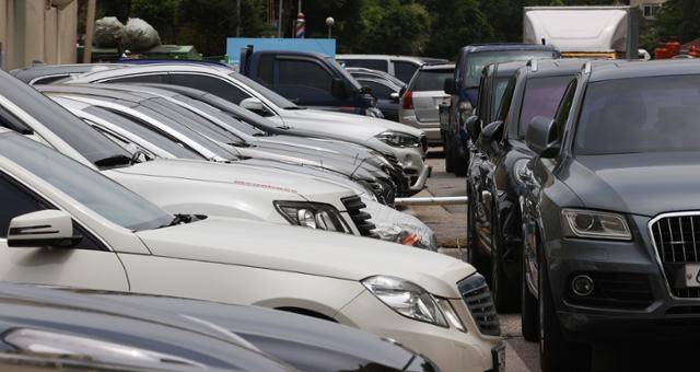 서울 시내 아파트주차장에 차량들이 세워져 있다. 연합뉴스