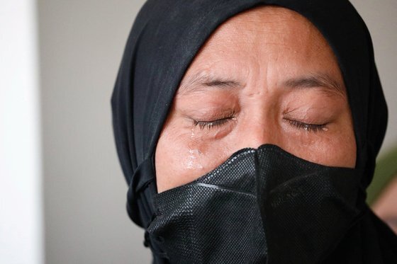 유해한 기침약으로 자녀를 잃은 인도네시아의 한 엄마가 17일 자카르타에서 눈물을 흘리고 있다. 로이터=연합뉴스