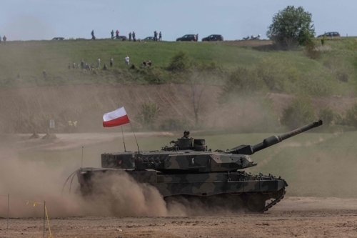독일이 자국 주력 전차 ‘레오파드2’를 우크라이나에 지원하기려 결정하면서 유럽 각국도 동참 채비를 하고 있다. []사진출처 = 연합뉴스]