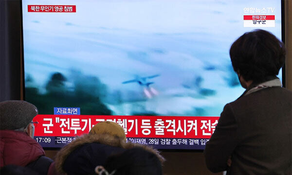 지난 2022년 12월 26일 서울역 대합실에서 시민들이 북한 무인기 영공 침범과 관련된 뉴스를 시청하고 있다. 연합뉴스