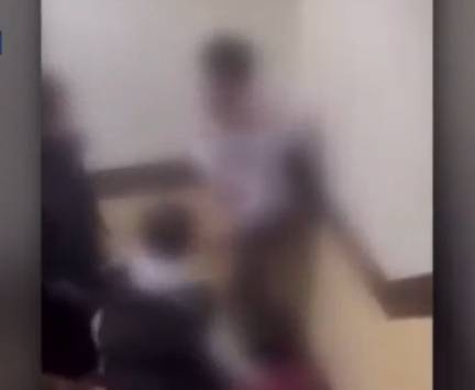 인천의 한 모텔에서 10대 청소년들이 40대 남성을 무차별적으로 폭행하는 영상을 촬영해 SNS에 올렸다. 이들 중 일부는 경찰에 입건돼 조사를 받고 있다. 〈사진=JTBC 방송화면 캡처〉