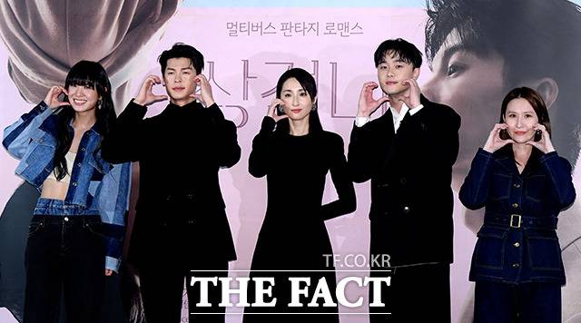 가수 손성희와 대만 배우 허광한, 가가연, 시백우, 메인 프로듀서 마이정(왼쪽부터)이 26일 오후 서울 용산구 용산 CGV아이파크몰에서 열린 영화 '상견니' 내한 기자간담회에서 포즈를 취하고 있다. /이선화 기자