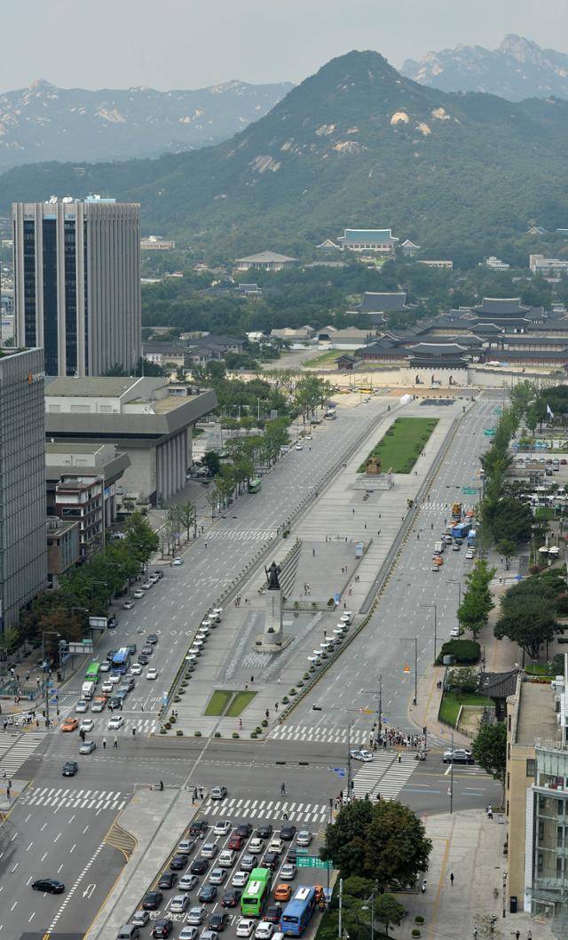 민방위 훈련 중 차량이 통제되고 있는 서울 종로구 세종로 일대. 한국일보 자료사진