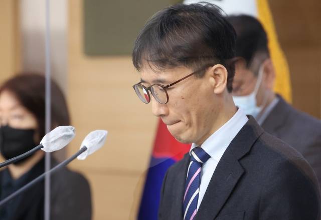 전병목 국민연금 재정추계전문위원회 위원장이 27일 정부서울청사 별관 브리핑룸에서 제5차 국민연금 재정추계 시산결과를 발표하고 질문에 답하고 있다. 연합뉴스