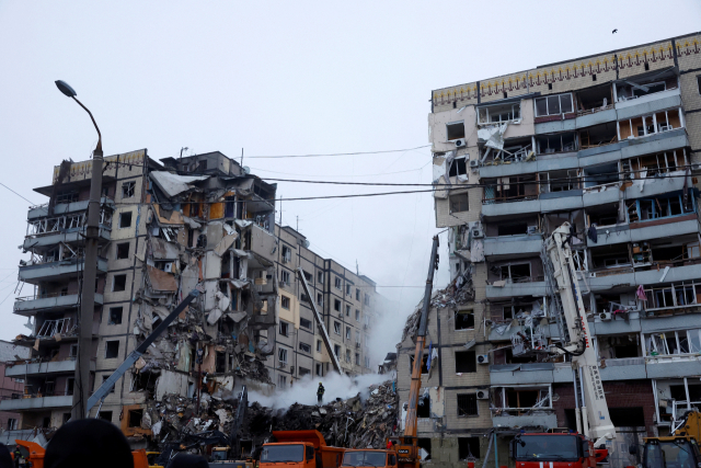 ▲ 지난 15일(현지 시각) 러시아의 미사일 공격으로 우크라이나의 드니프로에 있는 건물이 공격을 받았다. ⓒ로이터=연합뉴스