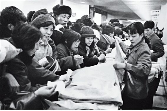 <1980년대 중국, 쿠폰을 들고 줄을 서서 생필품을 구매하는 중국의 인민. 사진/ 공공부문>