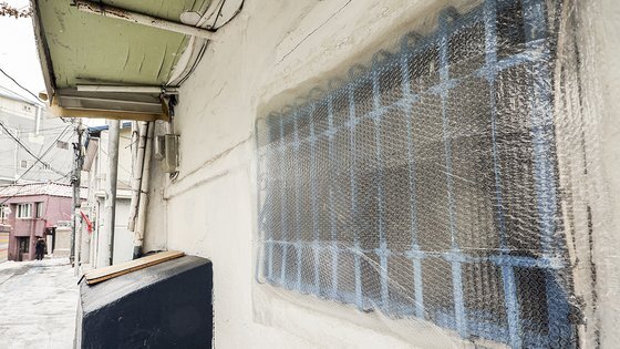 지난 26일 서울 용산구 동자동 한 주택의 창문이 에어캡으로 쌓여 있다. 연합뉴스