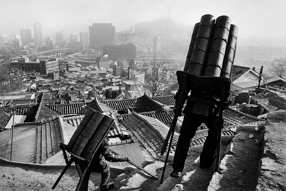 ‘연탄 배달부’, 서울 중림동, 1979년. ⓒ김녕만