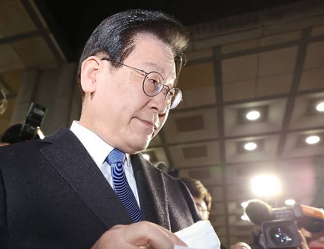 위례·대장동 개발 비리 사건과 관련해 피의자 신문 조사를 마친 더불어민주당 이재명 대표가 28일 오후 서울 서초구 서울중앙지방검찰청에서 차량으로 향하고 있다. 연합뉴스