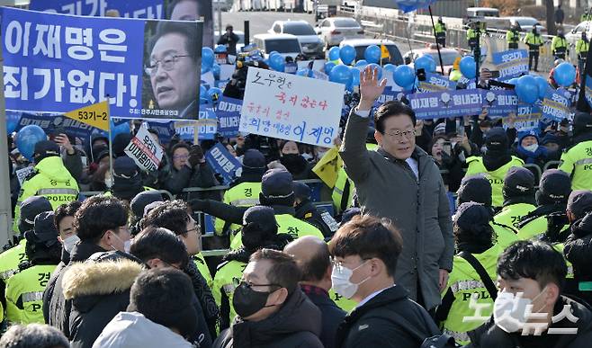 대장동 및 위례신도시 개발 사업 특혜 의혹과 관련해 배임 혐의를 받고 있는 이재명 더불어민주당 대표가 28일 서울중앙지검에 출석하며 지지자를 향해 손을 흔들고 있다. 박종민 기자
