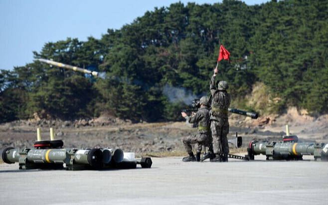 공군 장병들이 휴대용 지대공미사일 실사격훈련에서 미사일을 가상 표적을 향해 발사하고 있다. 세계일보 자료사진