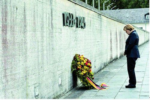 메르켈 독일 전 총리가 총리 시절 나치 치하의 희생자들을 위해 묵념하는 모습. 출처 웨이보