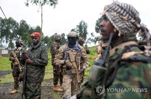 민주콩고 반군 M23과 케냐방위군(KDF) 병사들 [로이터 연합뉴스 자료사진, 재판매 및 DB 금지]