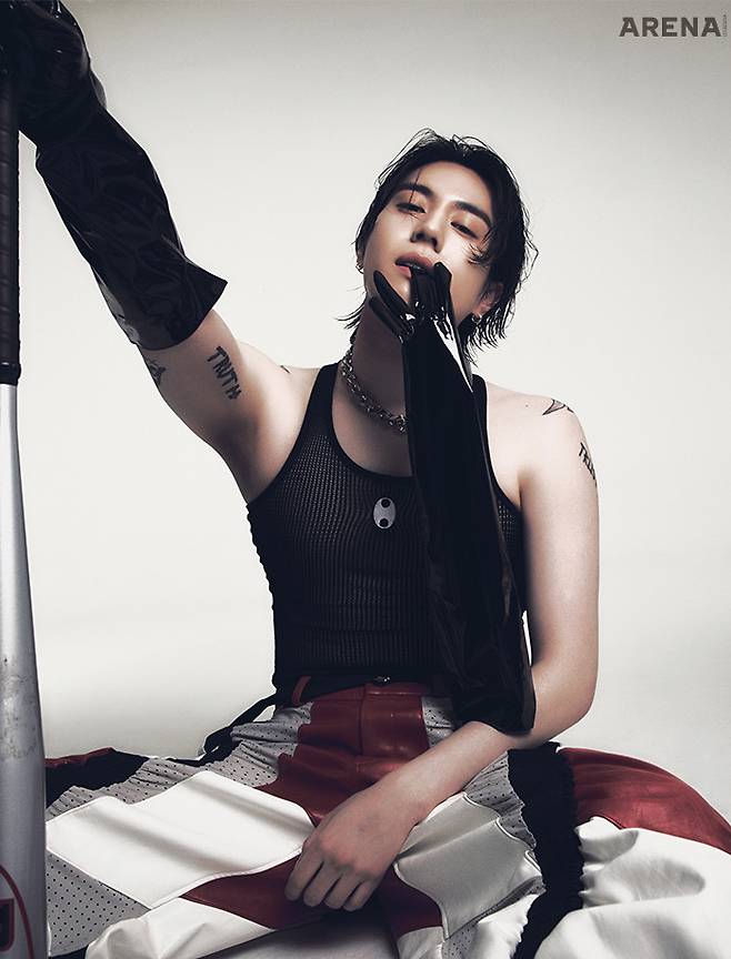 블랙 메시 슬리브리스 톱은 본봄, 팬츠는 막시제이, 네크리스는 포트레이트 리포트, 글러브는 스타일리스트 소장품.