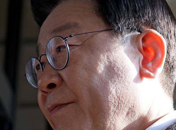 더불어민주당 이재명 대표가 28일 오전 서울 서초구 서울중앙지검에 위례 신도시·대장동 개발사업 비리 의혹과 관련한 검찰 소환 조사를 위해 들어서고 있다. 〈사진=연합뉴스〉