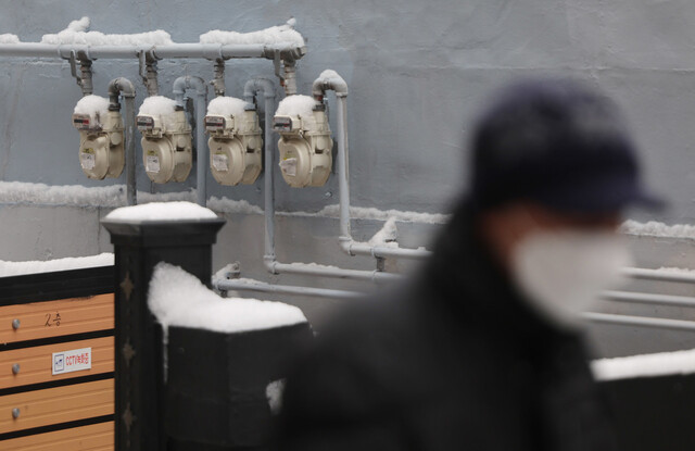 지난 26일 서울 용산구 한 주택의 가스계량기에 눈이 쌓여 있다. 연합뉴스