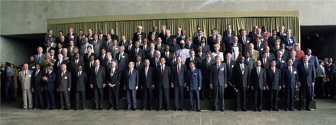 1992년 6월 브라질 리오데자네이루에 모인 세계 정상들이 기념 촬영을 하고 있다. 이 회의에서 유엔기후변화협약, 생물다양성보전협약 등 지구 환경에 관한 주요 의제가 설정됐다. 세계가 머리를 맞대고 기후변화를 해결하려고 한 지 올해로 31년이다. 유엔 제공