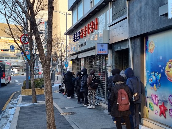 27일 아침 서울 영등포동의 한 무료급식소 앞에 시민들이 줄을 서 있다. 이병준 기자
