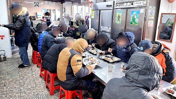 지난 27일 서울 영등포동 토마스의 집을 찾아온 시민들이 점심 심사를 하고 있다. 이날 점심 메뉴는 쌀밥에 미역국, 소시지 구이, 제육볶음과 김치였다. 이병준 기자