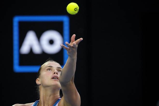 아리나 사발렌카(5위·벨라루스)가 28일(현지시간) 호주 멜버른에서 열린 호주오픈 테니스 대회 여자 단식 엘리나 리바키나(25위·카자흐스탄)와 결승전에서 서브를 시도하고 있다. 멜버른 | AP연합뉴스