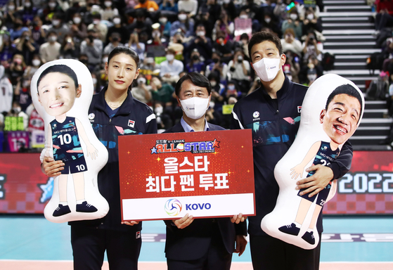 Kim Yeon-koung, left, and Shin Yung-suk, right, who topped the fan vote, pose at the 2022-23 V League All-Star game at Samsan World Gymnasium in Incheon on Sunday. [YONHAP]