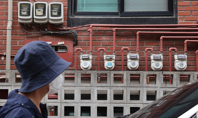 서울 시내의 한 주택가에 설치된 전기계량기와 가스계량기 모습. [연합]
