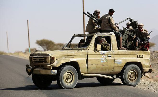 예멘 무장대원들이 테크니컬에 탑승한 채 도로에서 경계를 하고 있다. 게티이미지