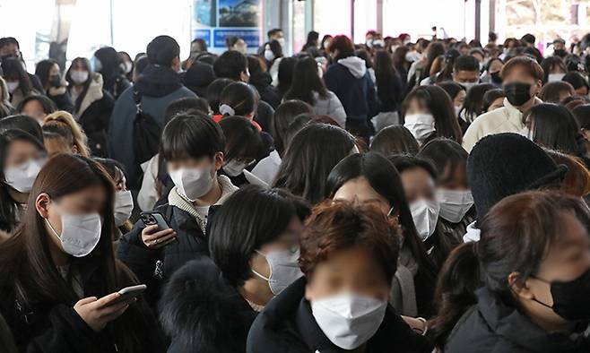 실내 마스크 착용 의무 해제를 하루 앞둔 29일 오후 인천 삼산월드체육관에서 관중들이 마스크를 착용하고 경기장에 입장하고 있다. 뉴시스