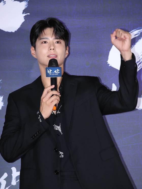 배우 박보검이 26일 오후 서울 송파구 롯데시네마 월드타워점에서 열린 영화 '한산: 용의 출현' VIP시사회 에 참석해 포토타임을 갖고 있다. '한산: 용의 출현'(감독 김한민)은 명량해전 5년 전, 진군 중인 왜군을 상대로 조선을 지키기 위해 필사의 전략과 패기로 뭉친 이순신 장군과 조선 수군의 '한산해전'을 그린 전쟁 액션 대작으로 박해일, 변요한, 김성규, 김성균, 김향기, 옥택연, 박지환, 조재윤 등이 열연했다. 7월 27일 개봉. 김진경 엔터뉴스팀 기자 kim.jinkyung@jtbc.co,kr (콘텐트비즈니스본부)/2022.07.26/