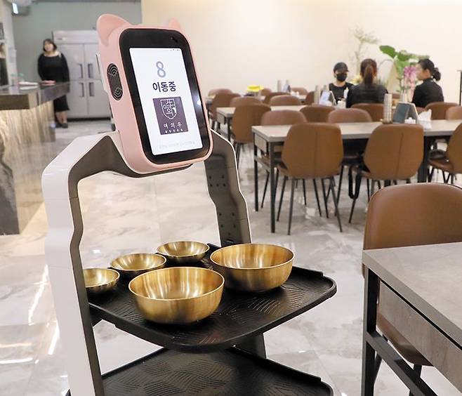 지난 25일 서울 여의도의 한 식당에서 서빙용 로봇이 음식 그릇을 옮기며 사람 대신 ‘종업원’이 되어 일하고 있다. /오종찬 기자