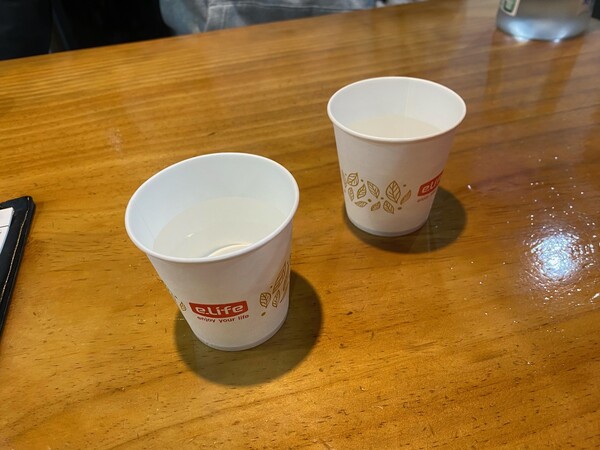 일회용품 모니터링에 참여한 진예원씨가 찾은 강원 강릉 한 식당에서 식수용 종이컵을 사용하고 있다. 진예원씨 제공