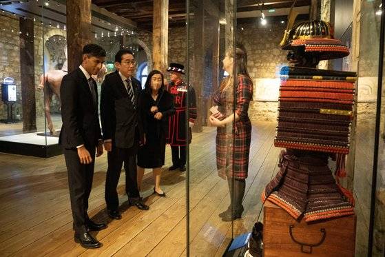 리시 수낵(왼쪽) 영국 총리와 기시다 후미오(왼쪽 둘째) 일본 총리가 지난 11일 영국 런던타워에 전시돼 있는 일본식 갑옷을 함께 관람하고 있다. 로이터=연합뉴스