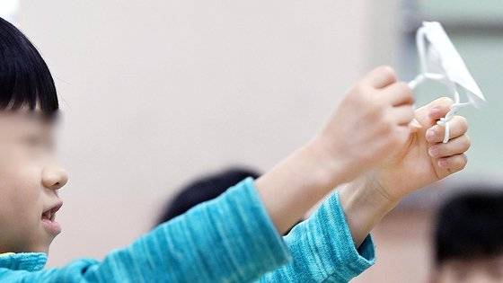 실내 마스크 착용 의무가 해제된 30일 서울 광진구 광장초등학교 교실에서 한 어린이가 마스크를 벗고 장난을 치고 있다. 뉴스1