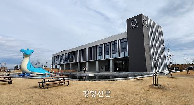 동일본대지진 당시 거대 쓰나미로 피해를 입은 뒤 주민이 모두 이주한 일본 미야기현 센다이시 와카바야시구 해지역에 세워진 복합시설 ‘아쿠아이그니스’의 온천시설. 윤희일 선임기자