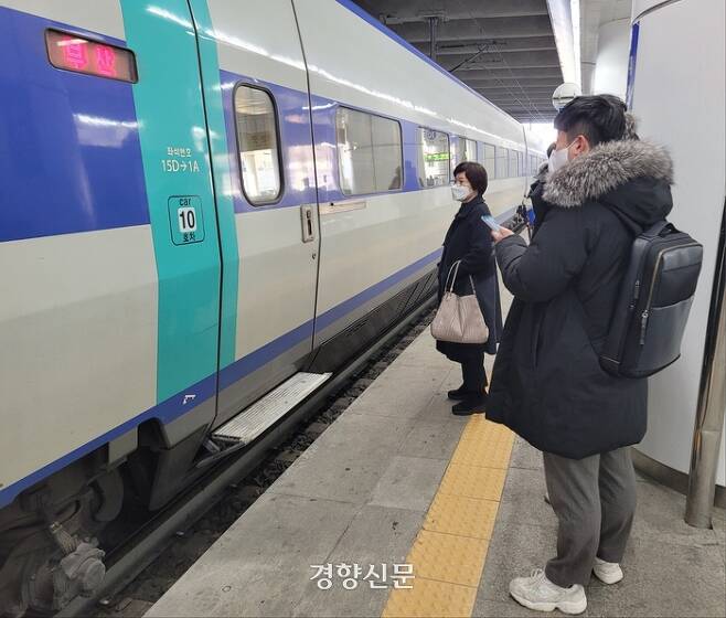 실내마스크 착용 의무가 해제된 30일 오전 8시30분쯤 대전역 승강장 앞에서 승객들이 마스크를 쓴 채 기차 탑승을 위해 대기하고 있다. 강정의 기자