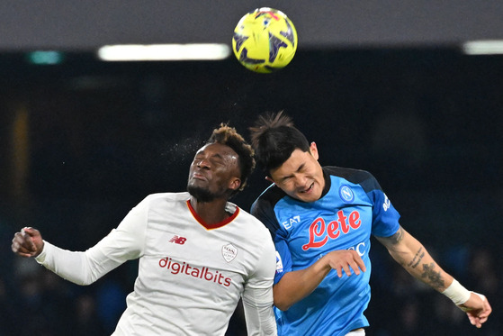 Roma's Tammy Abraham, left, jumps to head the ball against Napoli's Kim Min-jae during a Serie A match in Naples on Sunday.  [AFP/YONHAP]