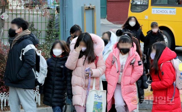 30일 서울 광진초등학교에서 통학버스를 이용한 학생들이 마스크를 쓴 채 등교하고 있다.