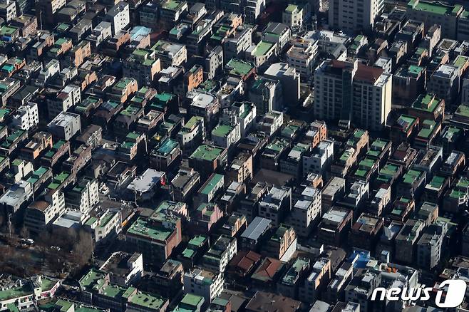 (서울=뉴스1) 이동해 기자 = 서울 주택 매매시장 소비심리지수가 3개월 만에 반등한 가운데 16일 서울 송파구 롯데월드타워 전망대 서울스카이에서 도심 주택 단지가 보이고 있다. 국토연구원이 발표한 2022년 12월 부동산시장 소비심리지수에 따르면 지난달 서울 주택매매시장 소비심리지수는 82.1을 기록해 전월 79.1 대비 3포인트 상승했다. 아직 100 밑이므로 여전히 집값이 떨어지고 거래량이 감소한다고 느끼는 사람들이 절반 이상이지만, 12월부터는 하락세가 멈추고 거래량이 늘어날 것으로 기대하는 사람들이 다시 늘기 시작한 것으로 풀이된다. 2023.1.16/뉴스1 Copyright (C) 뉴스1. All rights reserved. 무단 전재 및 재배포 금지.