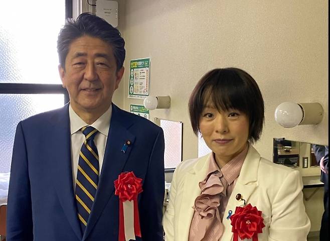 스기타 미오 일본 중의원 의원(오른쪽)과 고 아베 신조 전 총리.사진=스기타 미오 페이스북