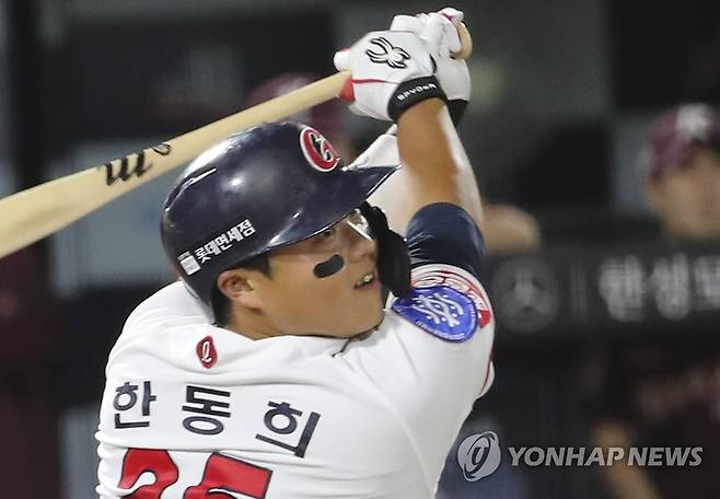 한동희, 동점 적시타 (부산=연합뉴스) 강덕철 기자 = 15일 부산 사직야구장에서 열린 프로야구 키움 히어로즈와 롯데 자이언츠의 경기. 4회 말 2사 2루에서 롯데 한동희가 1타점 적시타를 치고 있다. 2022.9.15 kangdcc@yna.co.kr