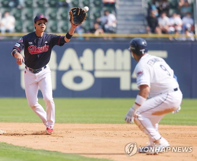 이학주 '페르난데스, 아웃시켜줄게 이리와!' (서울=연합뉴스) 김도훈 기자 = 22일 서울 잠실야구장에서 열린 2022 프로야구 KBO리그 롯데 자이언츠와 두산 베어스의 경기. 5회말 1사 1루 두산 김재환 병살타 때 롯데 이학주가 페르난데스를 몰아넣고 있다. 2022.5.22 superdoo82@yna.co.kr