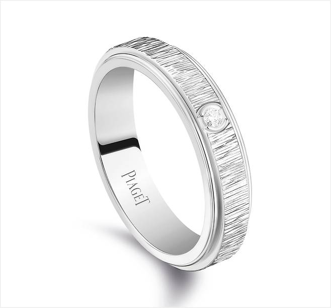 사진 : 피아제(PIAGET), 포제션 팰리스 데코 링. 18K 화이트 골드, 1개의 브릴리언트 컷 다이아몬드 (약 0.02 캐럿) 세팅. G34P8K00 ©Piaget
