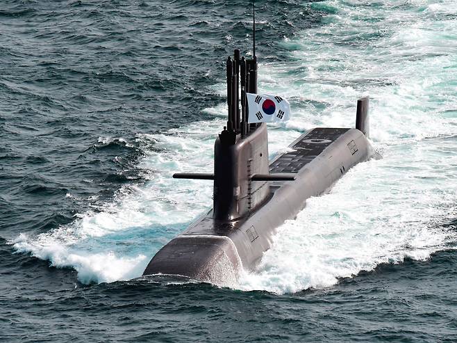 항해중인 해군 첫 3000t급 잠수함 '도산안창호함'. 경직된 지체상금 규정 때문에 948억원의 지체상금이 부과돼 논란이 일고 있다. /해군 제공