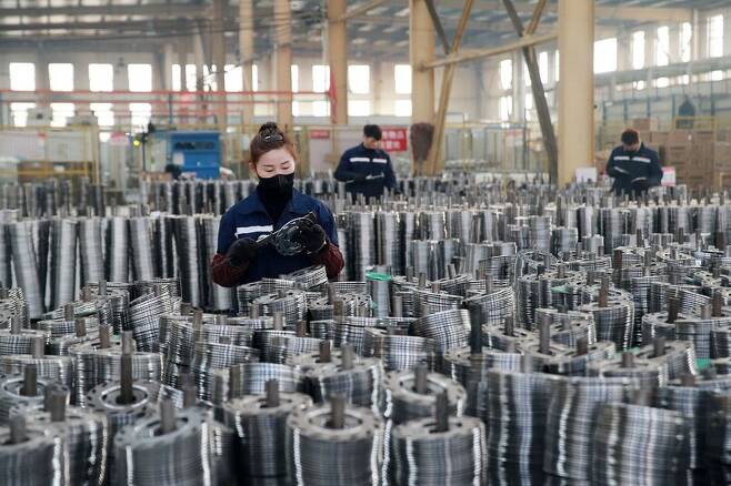 30일 중국 안후이성 화이베이시의 한 알루미늄 공장에서 노동자들이 일하고 있다. 안후이/AFP 연합뉴스