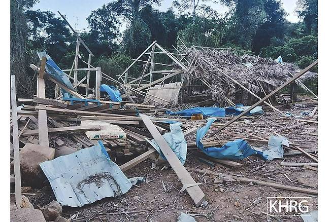 지난 13일(현지시간) 미얀마 동부 카렌주에서 군부가 가한 공습으로 민가가 파괴된 모습. AP연합뉴스