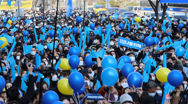 이재명 더불어민주당 대표 지지자들이 지난해 3월8일 인천 서구 롯데마트 청라점 앞에서 당시 대선 후보이던 이 대표의 유세를 지켜보고 있다. 뉴시스