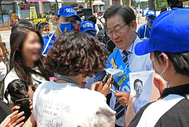 이재명 더불어민주당 대표 지지자들이 지난해 5월20일 인천 계양구에서 열린 유세에서 당시 총괄선대위원장이던 이 대표에게 사인을 받고 있다. 뉴시스