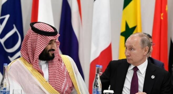 무함마드 빈 살만 사우디아라비아 왕세자(왼쪽)와 블라디미르 푸틴 러시아 대통령이 지난 2019년 6월28일 일본 오사카(大阪)에서 열린 주요 20개국(G20) 정상회담 도중 이야기를 하고 있는 모습. AP뉴시스
