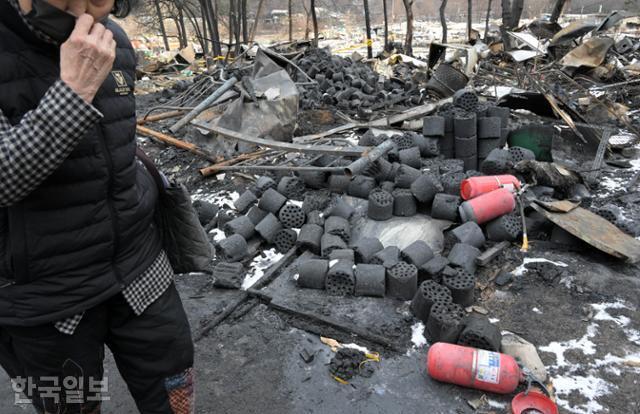 雪連休前日に発生した火災で灰山になってしまったソウル江南区九龍村では火災発生12日目の先月31日までも使用できなかった練炭と消火器だけが割れている。 ソ・ジェフン記者