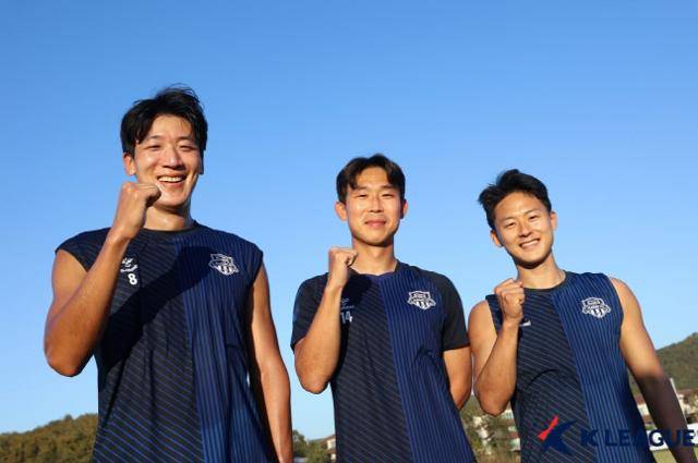 올 시즌 수원FC 주장단에 임명된 정재용(왼쪽부터) 윤빛가람 이승우가 파이팅 포즈로 사진 촬영을 하고 있다. 프로축구연맹 제공